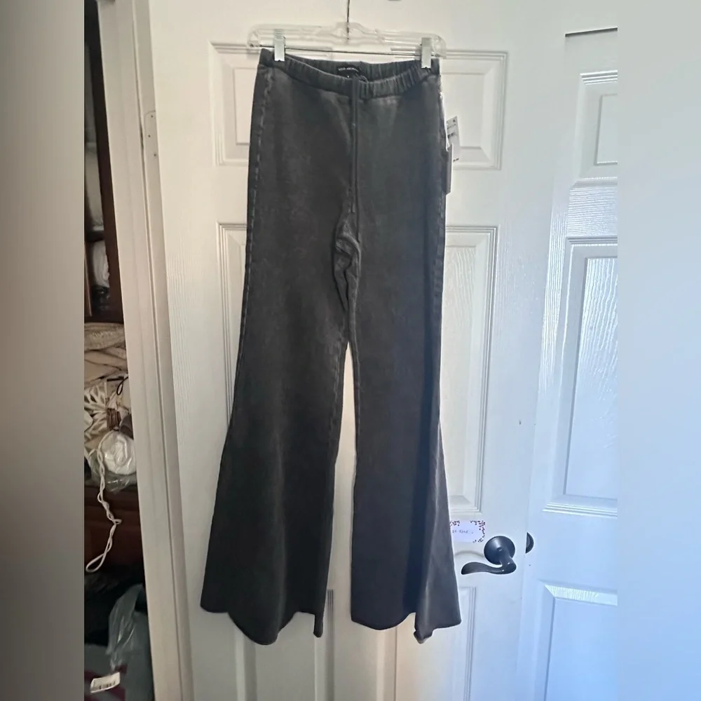 Good American Jeanius Flare Cotton French Terry Pants - Picture 1 of 6